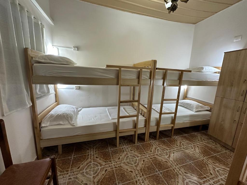 Postel nebo postele na pokoji v ubytování Tirana Lemon Breeze Hostel