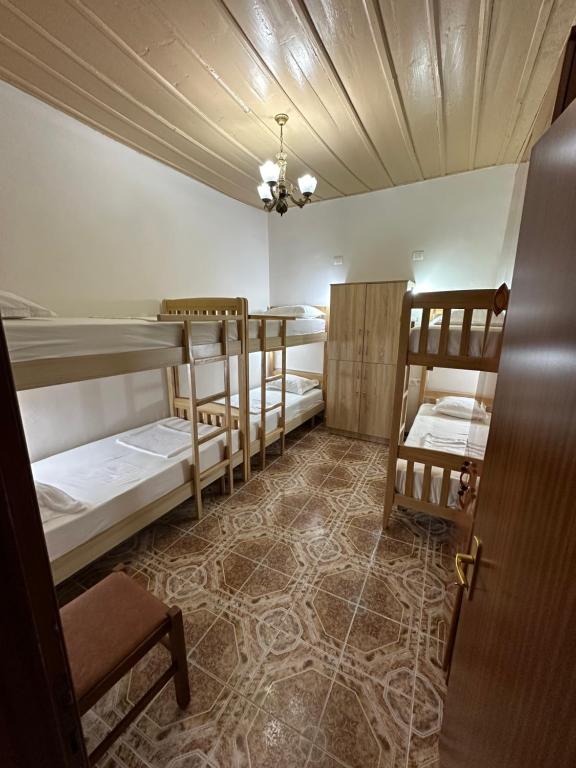 Postel nebo postele na pokoji v ubytování Tirana Lemon Breeze Hostel