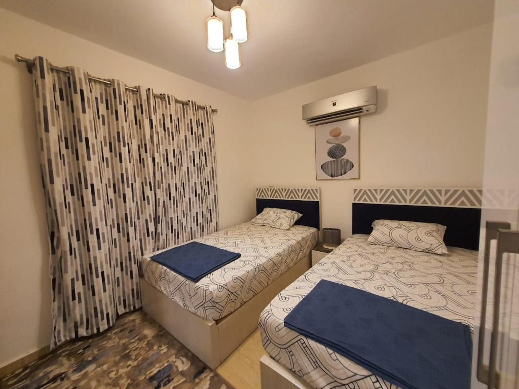 Postel nebo postele na pokoji v ubytování شالية بلومار الدوم