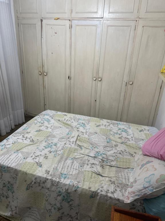 una camera da letto con un letto con una trapunta sopra di Apartamento ACONCHEGANTE conjunto Domingos Martins a Vitória