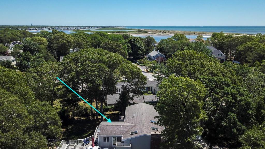 ヤーマスにあるWalk to Bass River Beach Game Room!の木の家の空見