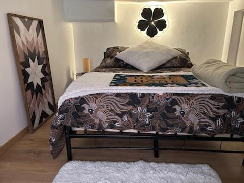 - une chambre dotée d'un lit avec une couverture et des oreillers dans l'établissement Appartement montagne, à Andon