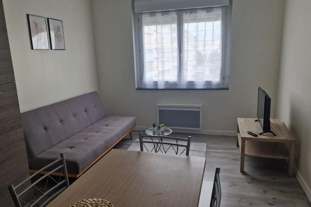 un salon avec un canapé et une table dans l'établissement Les Guillemots, au Tréport