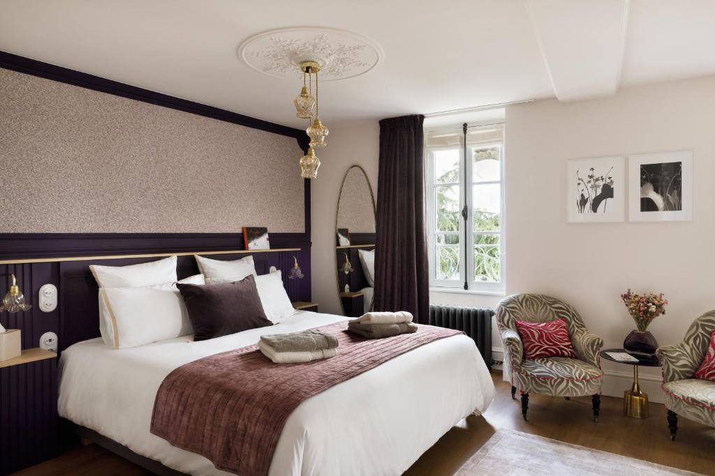 Postel nebo postele na pokoji v ubytování Clos du Cèdre - Chambres d'Hôtes d'Exception, Luxury B&B à Dinan