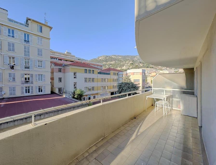 un balcon avec vue sur un immeuble dans l'établissement Frontière Monaco grande Terrasse, à Beausoleil