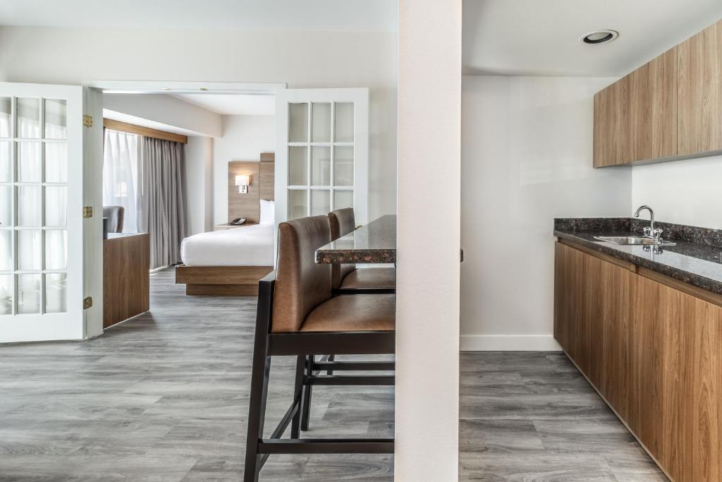 Kuchyň nebo kuchyňský kout v ubytování Atrium Hotel Vancouver
