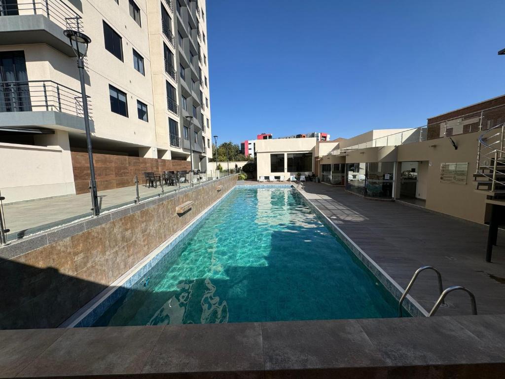 una piscina al centro di un edificio di Departamento centrico y confortable a Cochabamba