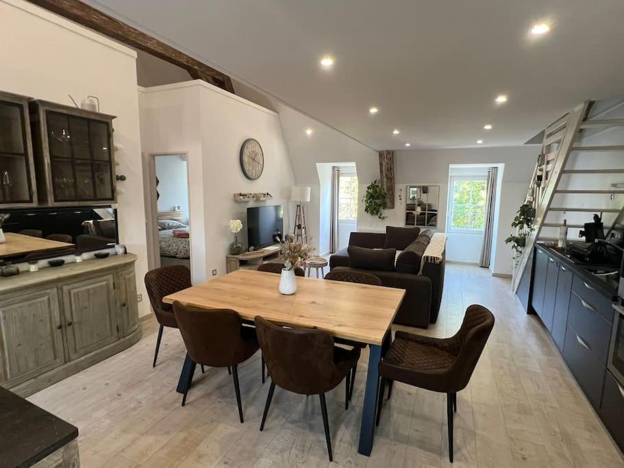 Il dispose d'une cuisine et d'un salon avec une table et des chaises en bois. dans l'établissement Les Vues de Lily - Dijon, à Dijon