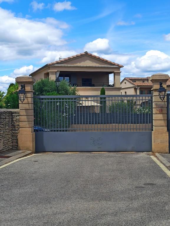 un portail en face d'une maison dans l'établissement Le Mas Cayrel, à Uzès