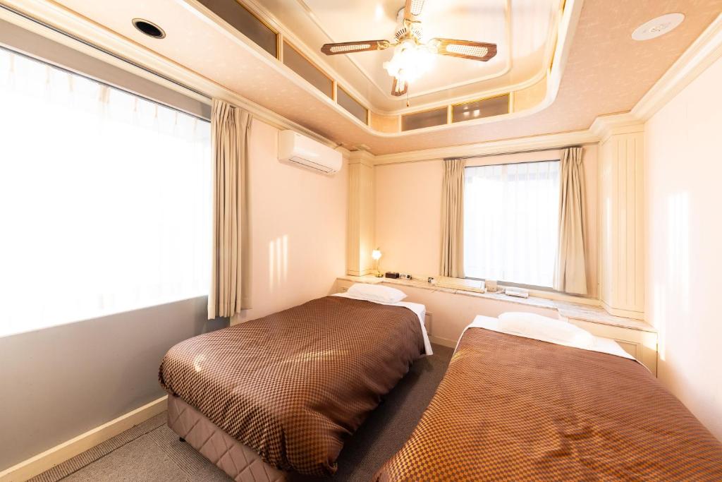 Postel nebo postele na pokoji v ubytování Reco Hotel Mikuni