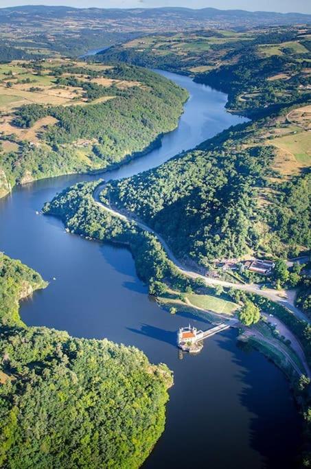 - une vue aérienne sur une rivière avec un bateau dans l'établissement Maison au bord de l'eau, à Saint-Priest-la-Roche