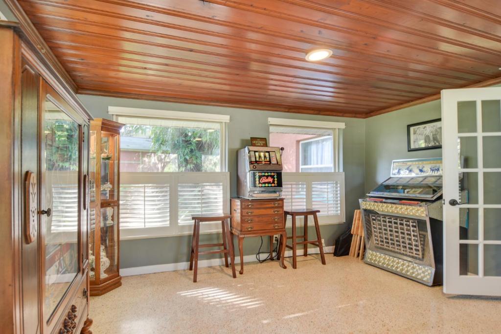 Φωτογραφία από το άλμπουμ του Riverfront Getaway with Hot Tub and Game Room! σε New Port Richey