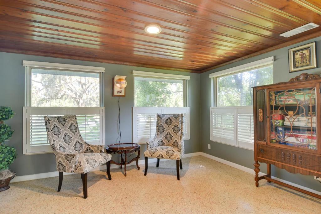 Χώρος καθιστικού στο Riverfront Getaway with Hot Tub and Game Room!