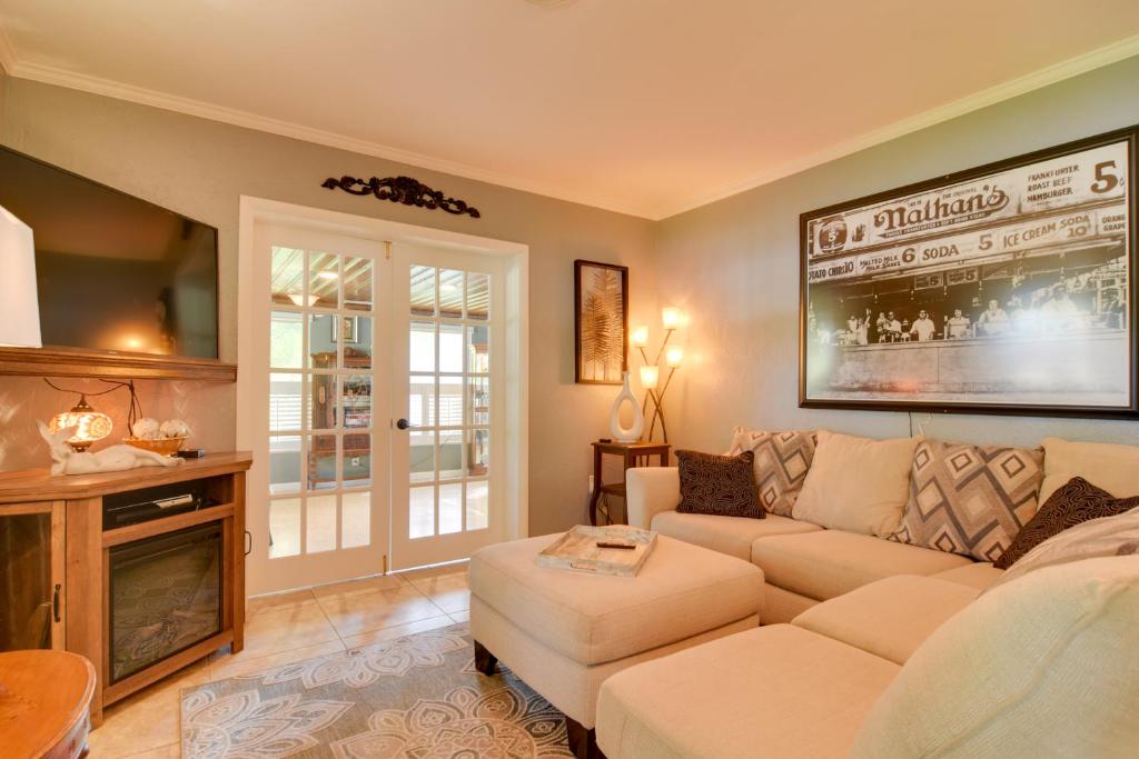 Χώρος καθιστικού στο Riverfront Getaway with Hot Tub and Game Room!