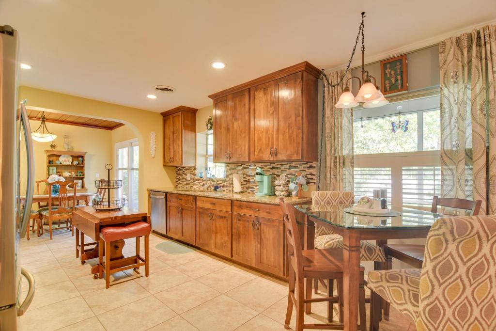 Η κουζίνα ή μικρή κουζίνα στο Riverfront Getaway with Hot Tub and Game Room!