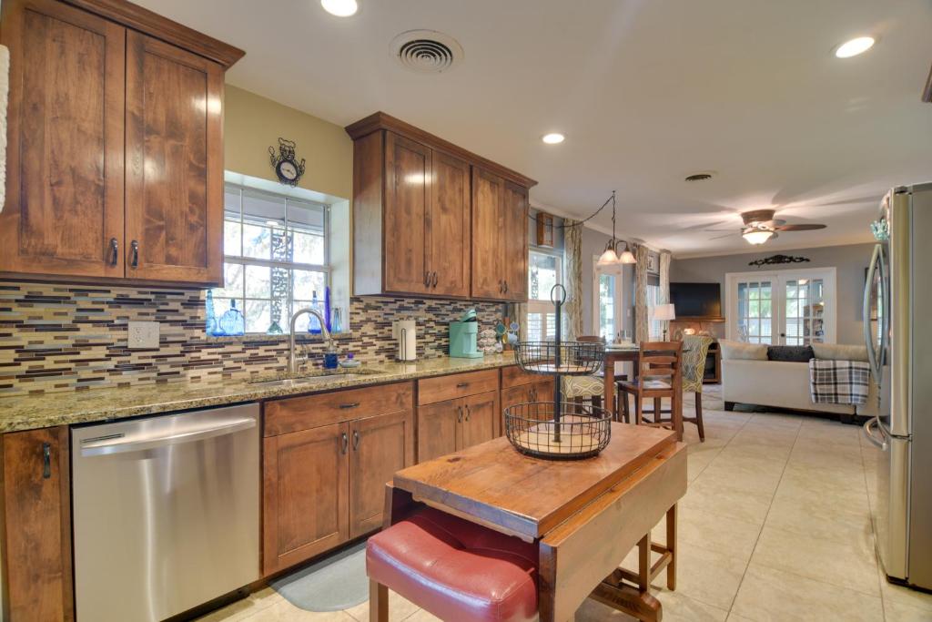 Η κουζίνα ή μικρή κουζίνα στο Riverfront Getaway with Hot Tub and Game Room!