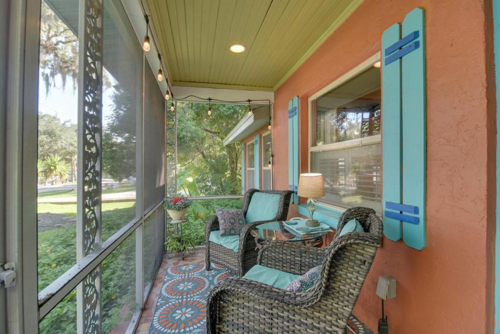 Κήπος έξω από το Riverfront Getaway with Hot Tub and Game Room!