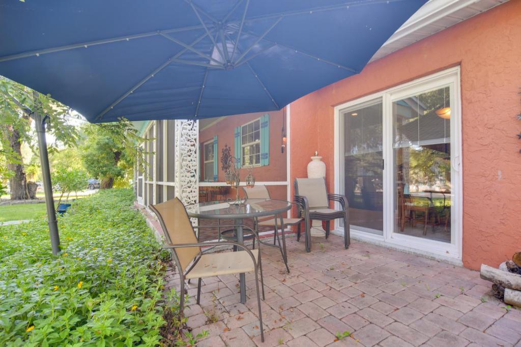 Κήπος έξω από το Riverfront Getaway with Hot Tub and Game Room!