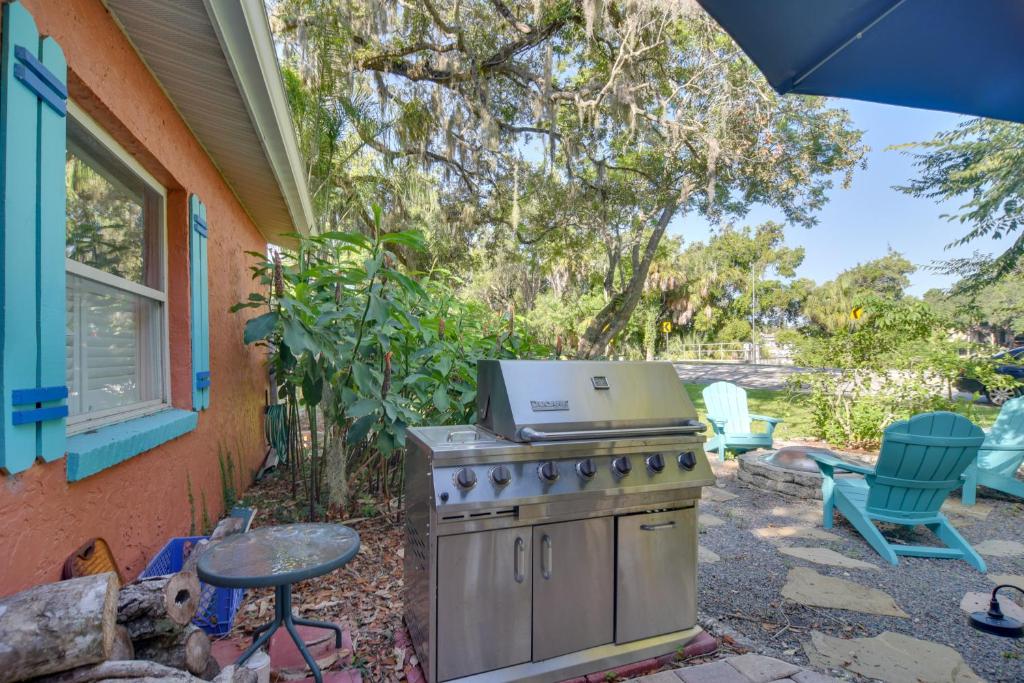 Κήπος έξω από το Riverfront Getaway with Hot Tub and Game Room!