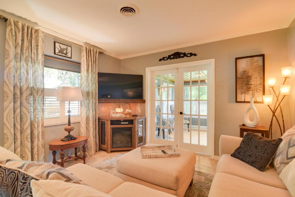 Χώρος καθιστικού στο Riverfront Getaway with Hot Tub and Game Room!