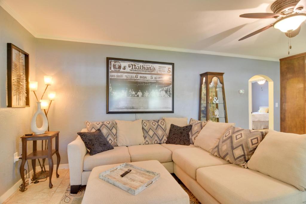 Χώρος καθιστικού στο Riverfront Getaway with Hot Tub and Game Room!