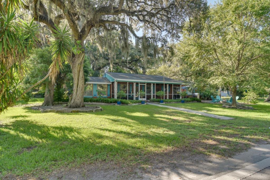 Κήπος έξω από το Riverfront Getaway with Hot Tub and Game Room!