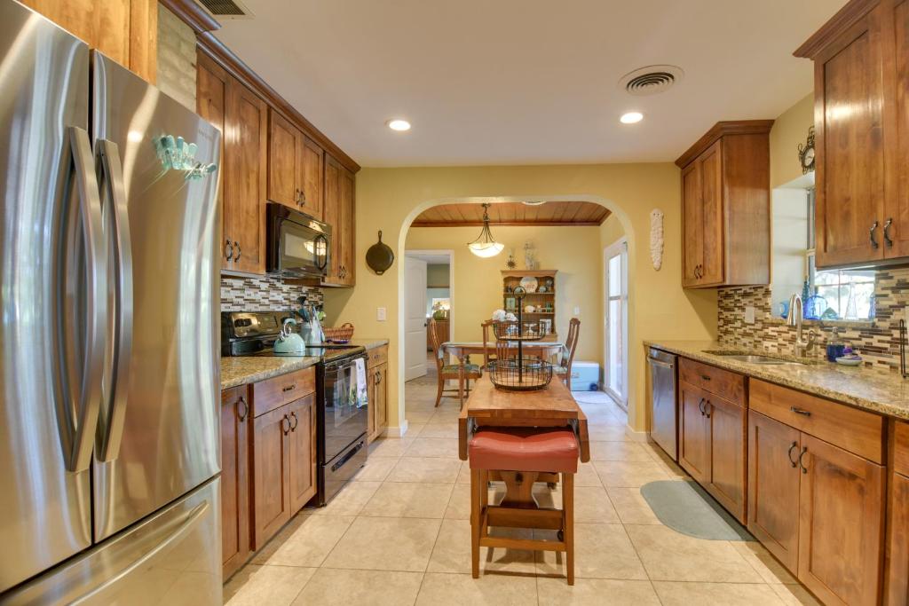Η κουζίνα ή μικρή κουζίνα στο Riverfront Getaway with Hot Tub and Game Room!