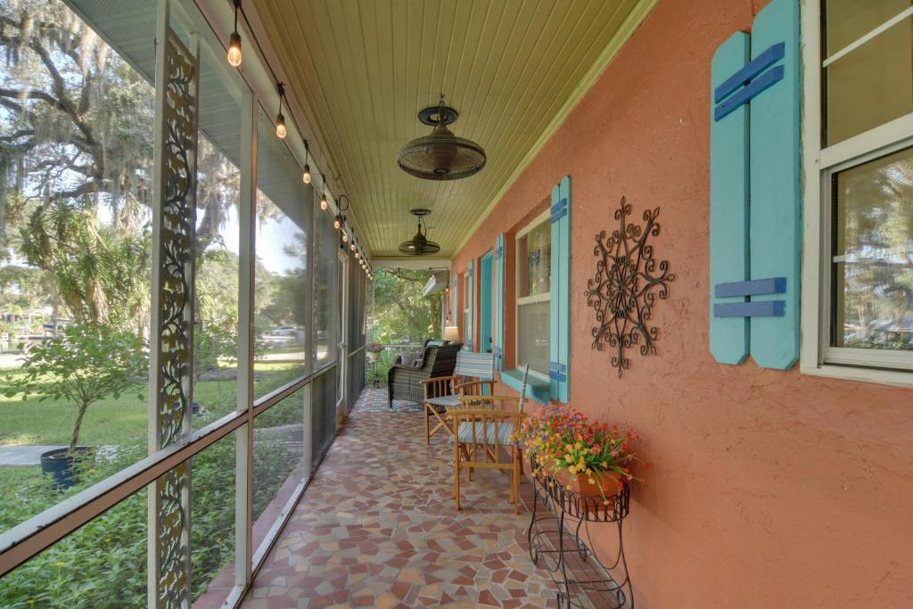 Μπαλκόνι ή βεράντα στο Riverfront Getaway with Hot Tub and Game Room!