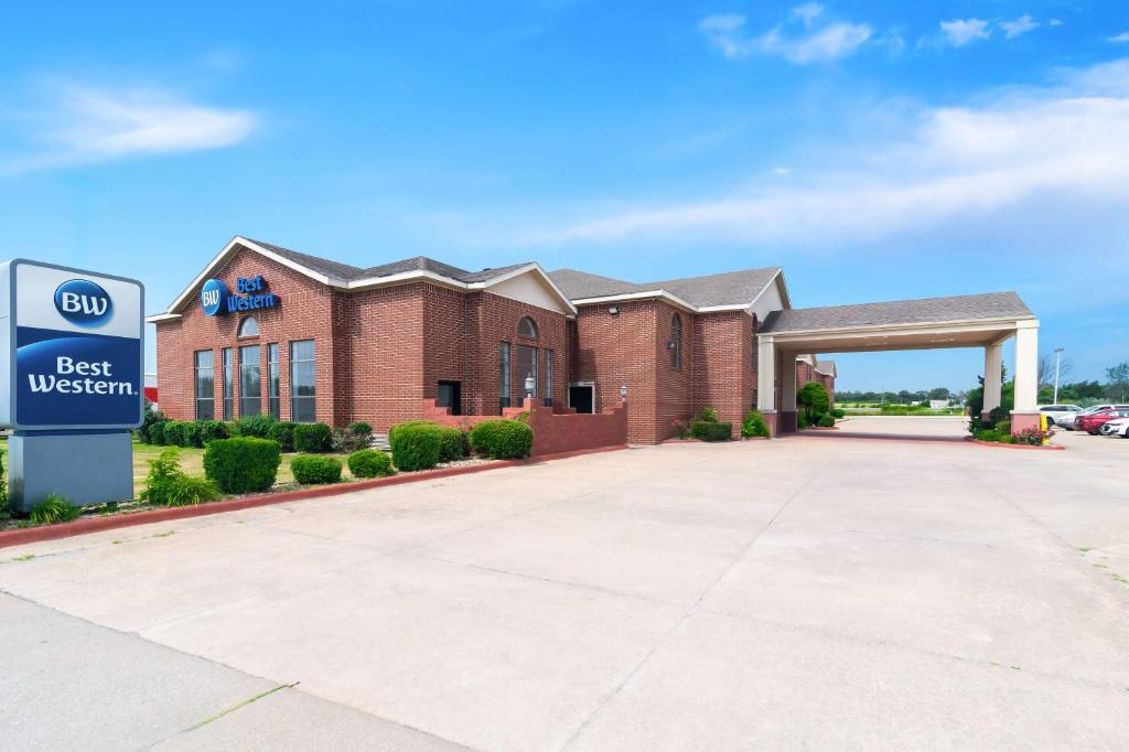 a building with a best western sign in front of it at Best Western StateLine Lodge in West Siloam Springs