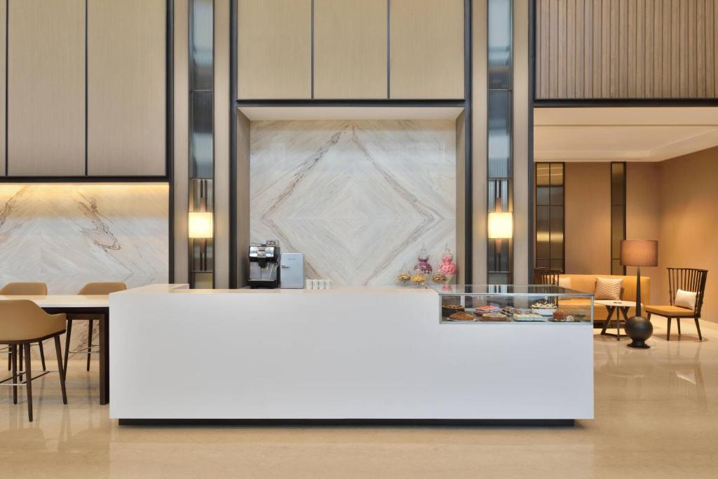 Posezení v ubytování Courtyard by Marriott Siliguri