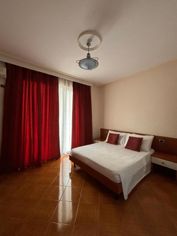 Postel nebo postele na pokoji v ubytování Hotel Vlora 78