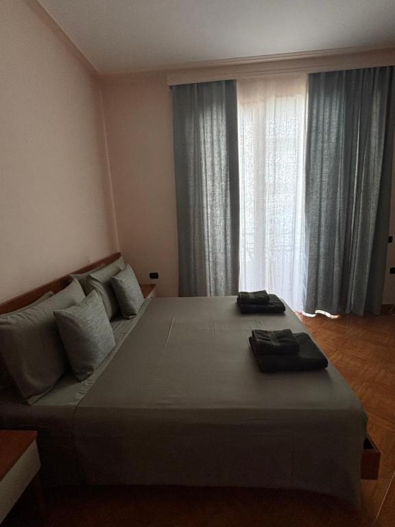 Postel nebo postele na pokoji v ubytování Hotel Vlora 78