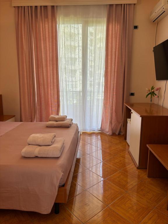 Postel nebo postele na pokoji v ubytování Hotel Vlora 78