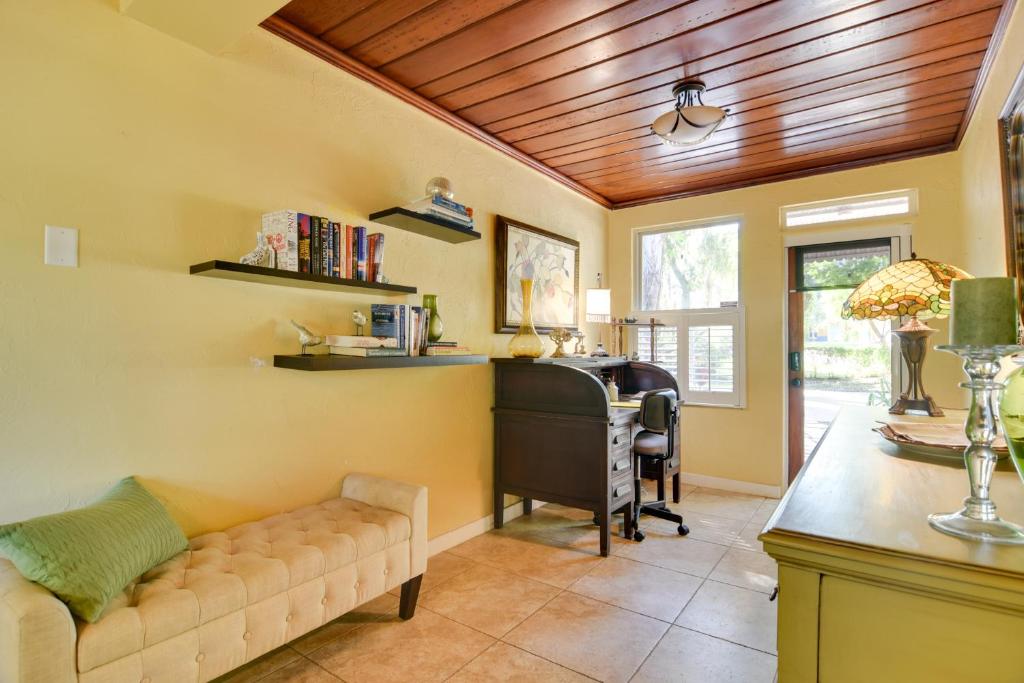 Χώρος καθιστικού στο Riverfront Getaway with Hot Tub and Game Room!