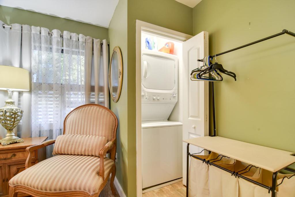 Η κουζίνα ή μικρή κουζίνα στο Riverfront Getaway with Hot Tub and Game Room!