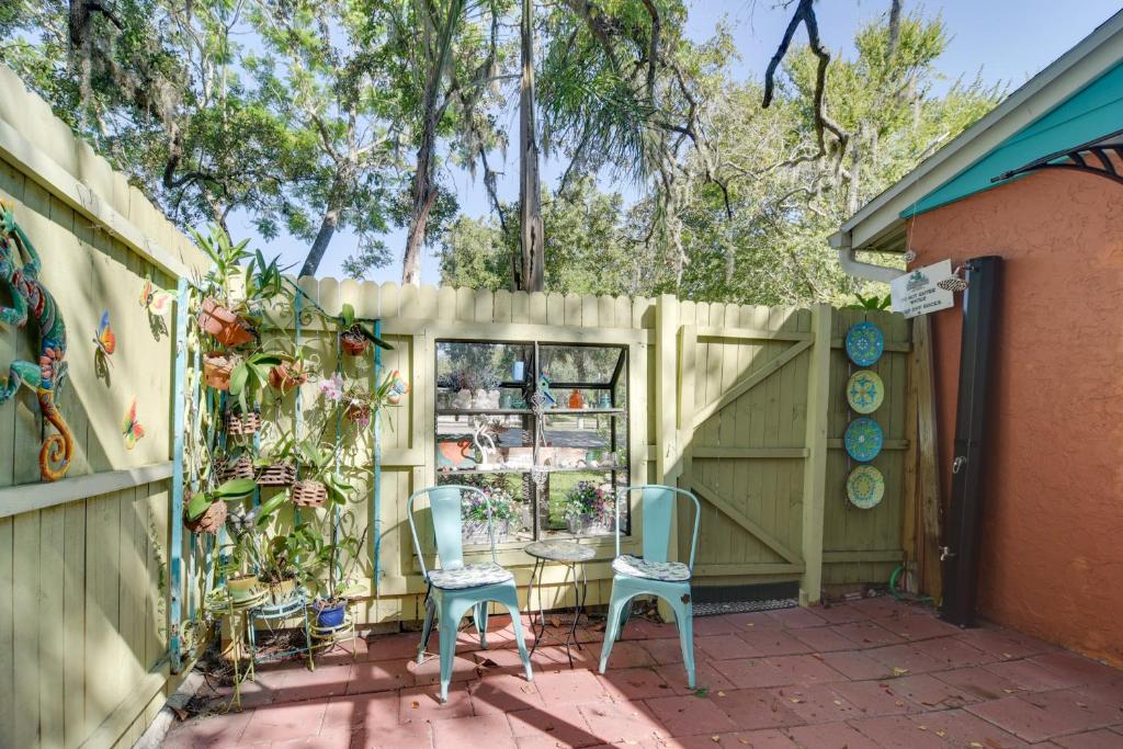 Κήπος έξω από το Riverfront Getaway with Hot Tub and Game Room!