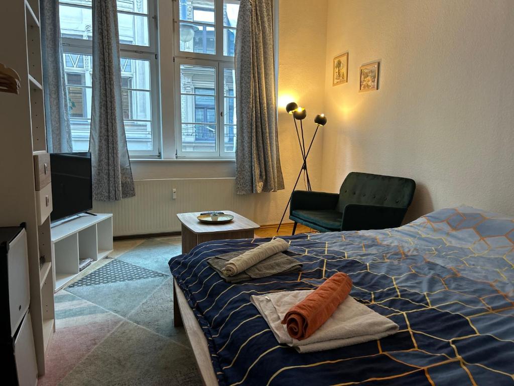 1 dormitorio con cama, silla y ventana en Piano Apartment in Halle Center - Netflix - Free WiFi 1, en Halle an der Saale