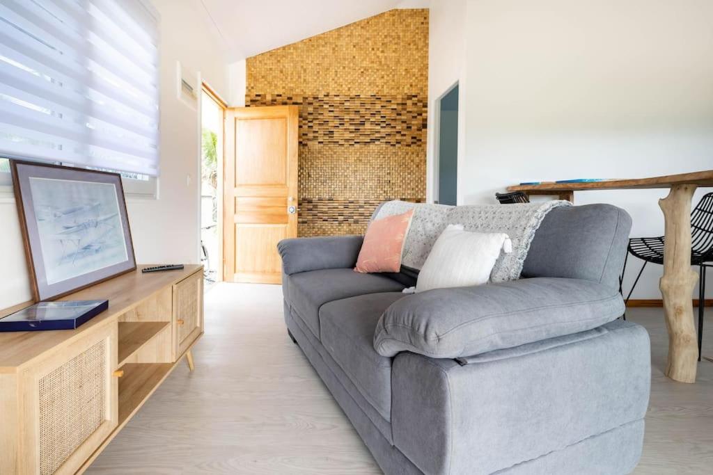 Posezení v ubytování Bungalow Koa avec accès plage privée