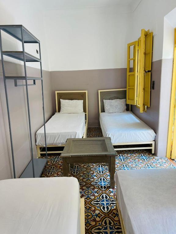 Postel nebo postele na pokoji v ubytování The Madrassa Hostel