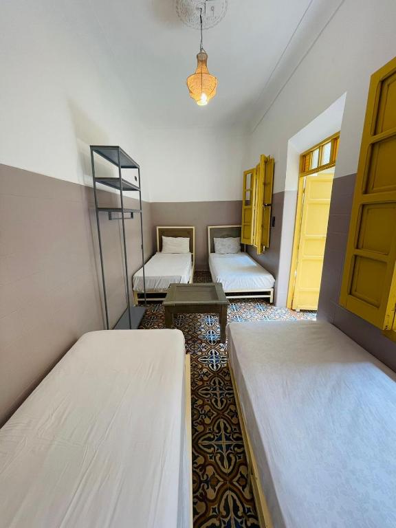Postel nebo postele na pokoji v ubytování The Madrassa Hostel