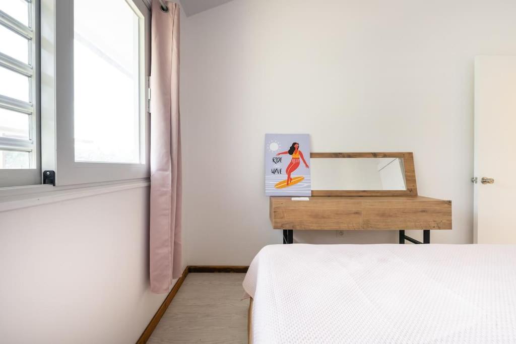 Postel nebo postele na pokoji v ubytování Fully equipped Bungalow next to a white sand beach