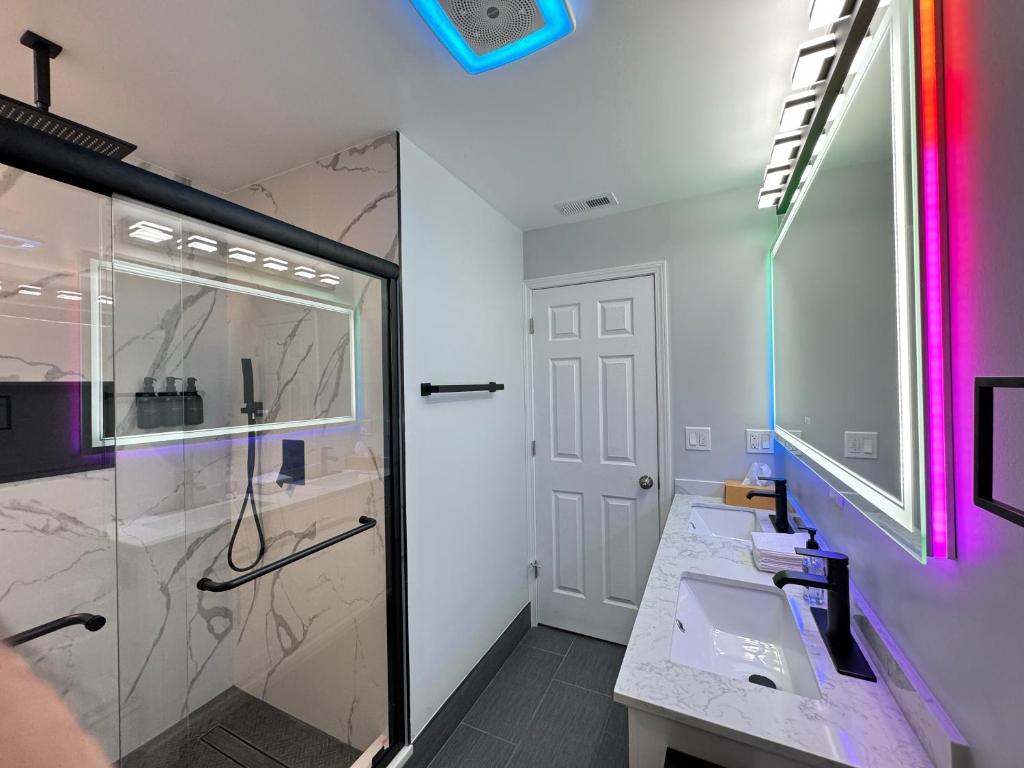a bathroom with a glass shower and a sink at 5 Star Luxury Stay Near Chicago O'hare in Des Plaines