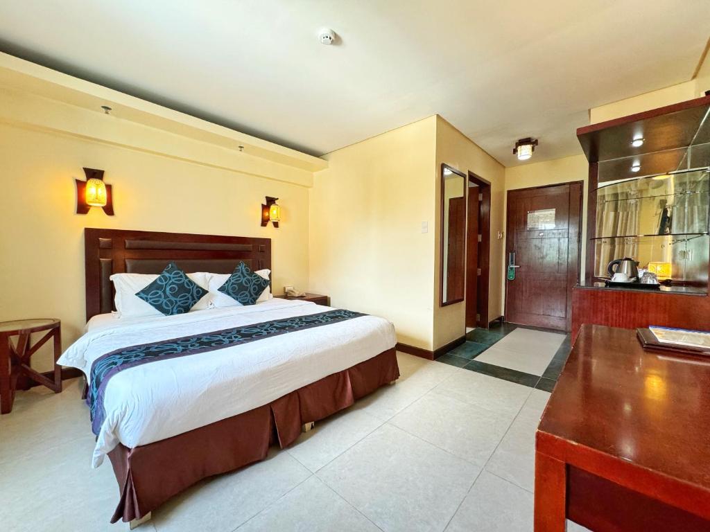 Postel nebo postele na pokoji v ubytování Golden Phoenix Hotel Boracay