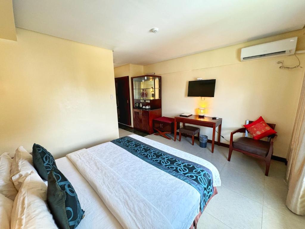 TV a/nebo společenská místnost v ubytování Golden Phoenix Hotel Boracay