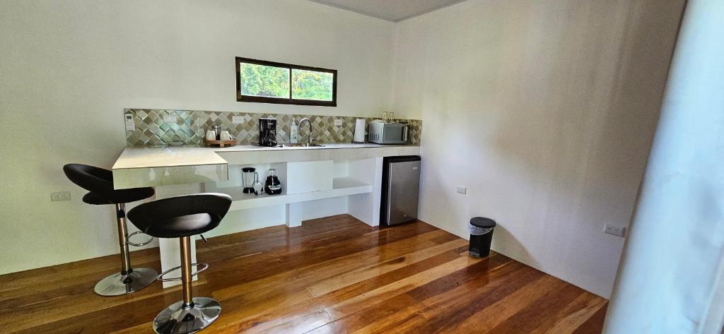 Kuchyň nebo kuchyňský kout v ubytování Cahuita Nest Containers studio homes