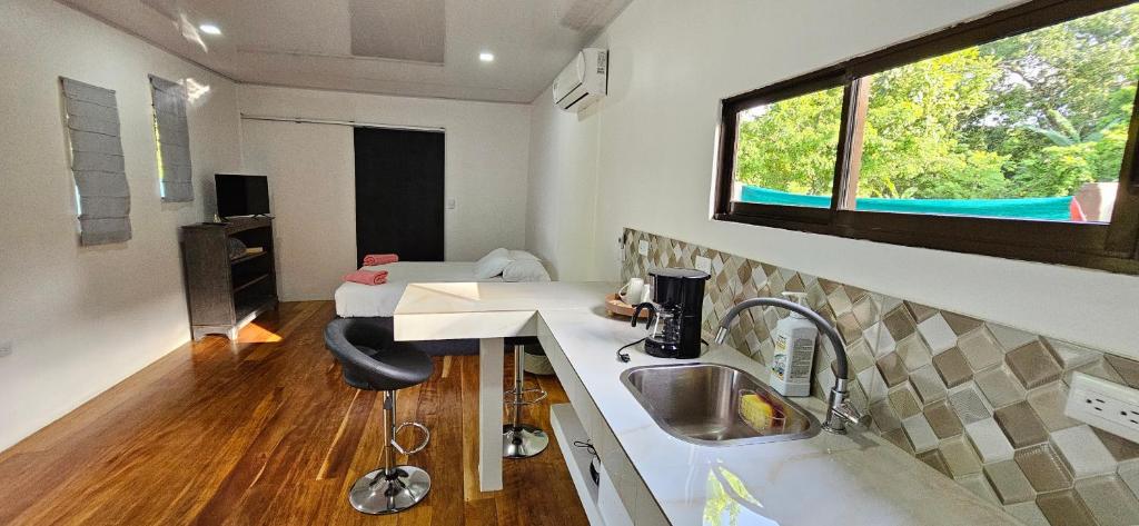 TV a/nebo společenská místnost v ubytování Cahuita Nest Containers studio homes