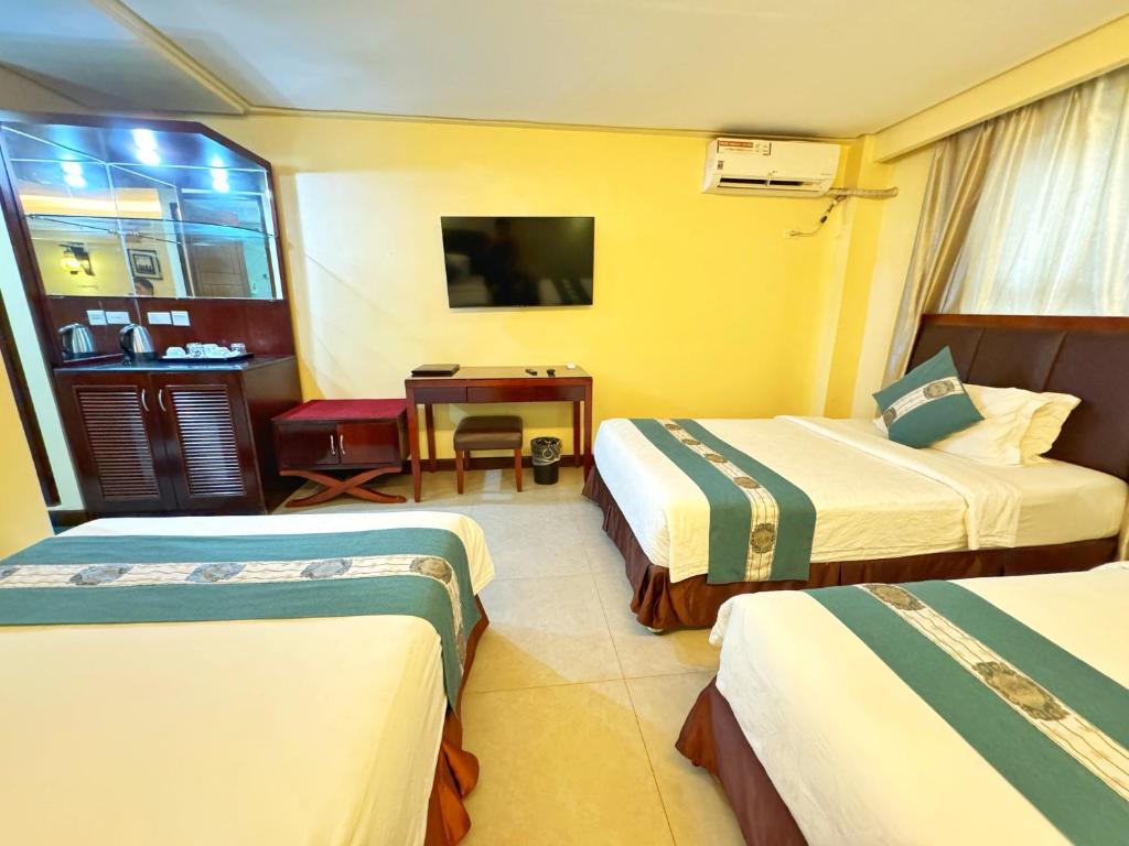 Postel nebo postele na pokoji v ubytování Golden Phoenix Hotel Boracay