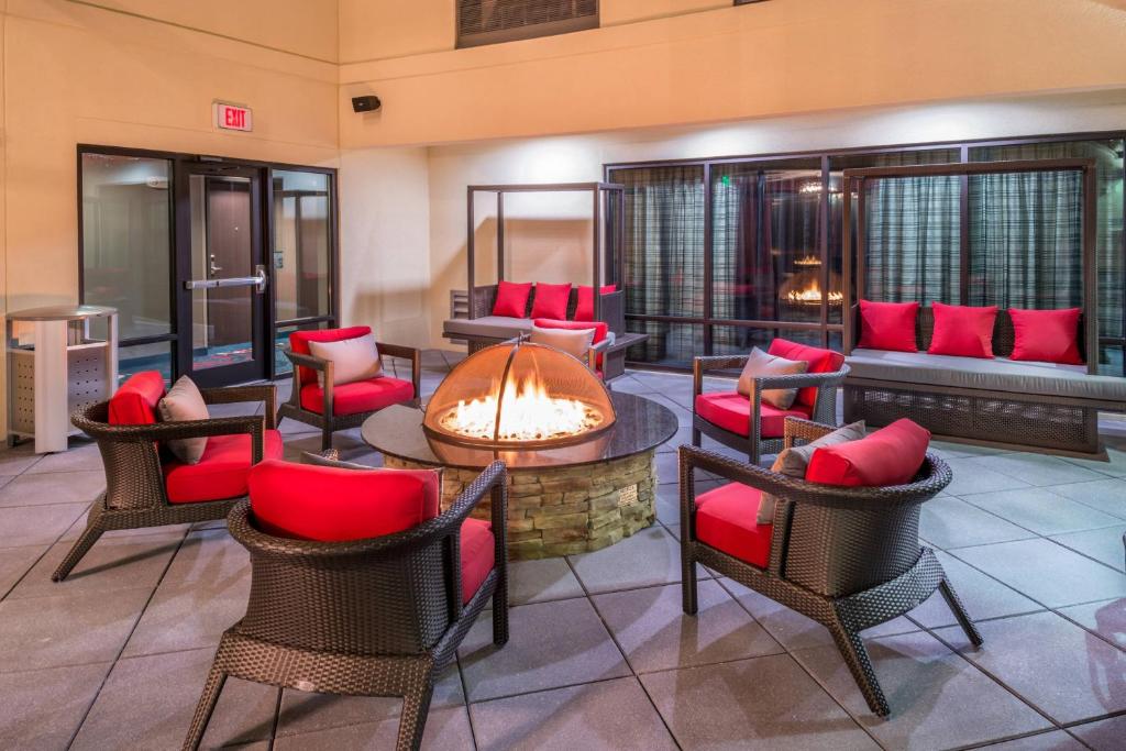 Posezení v ubytování Courtyard by Marriott Wilmington Downtown/Historic District