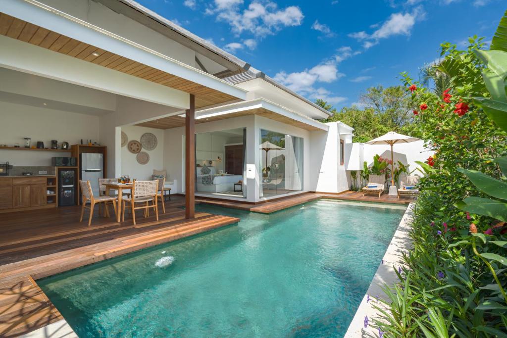 une image d'une piscine dans une villa dans l'établissement Villa Eden at Nyanyi, à Canggu