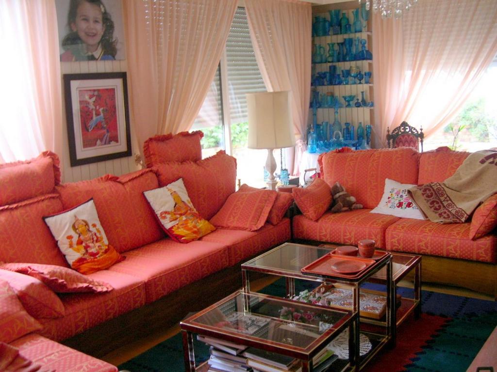 a living room with a red couch and a table at Chambres d'hôtes Issy-Paris in Issy-les-Moulineaux